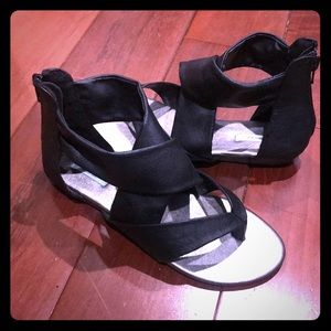 Women’s Kimchi Blue black sandals SZ 6.